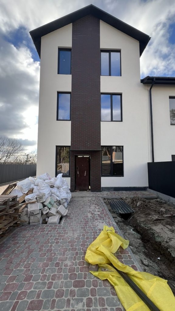 TOWNHOUSE 01